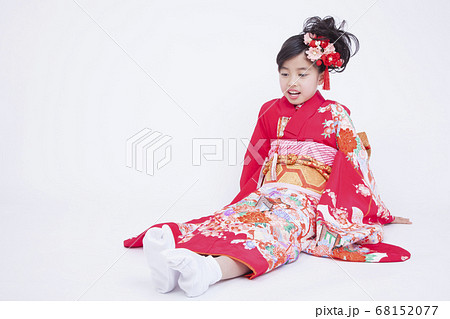 足がしびれた振袖姿の女児 足がしびれた振袖姿の女児 68152077