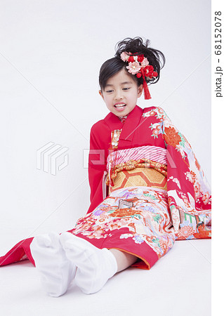 床に座る振袖姿の女児の写真素材