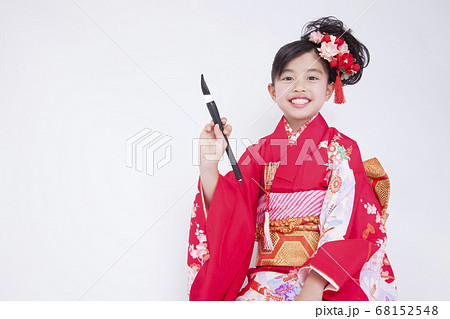 振袖姿で書き初めをする女の子 振袖姿で書き初めをする女の子 68152548