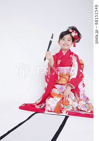 振袖姿で書き初めをする女の子 68152549