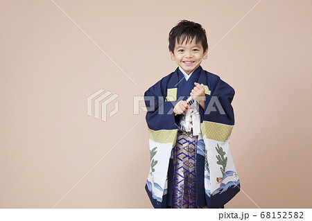 袴姿の笑顔の男児 68152582