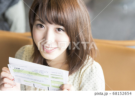 航空チケットを持つ女性 航空チケットを持つ女性 68152654
