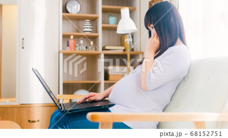 PCを操作する妊婦 考える 16:9 PCを操作する妊婦 考える 16:9 68152751