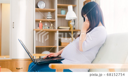 PCを操作する妊婦　考える　悩む　困る　戸惑う　16:9 68152754