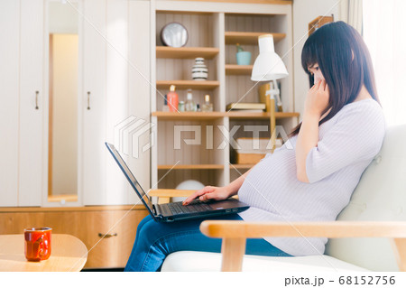 PCを操作する妊婦 考える 悩む 困る 戸惑う PCを操作する妊婦 考える 悩む 困る 戸惑う 68152756