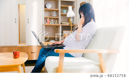 PCを操作する妊婦 考える 悩む 困る 戸惑う 16:9 PCを操作する妊婦 考える 悩む 困る 戸惑う 16:9 68152758