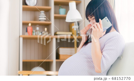 涙　産前うつ　電話相談する妊婦　コピースペース　16:9 68152770