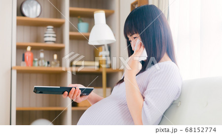 テレビを見る妊婦 涙活 16:9 テレビを見る妊婦 涙活 16:9 68152774