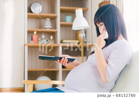 テレビを見る妊婦　涙活　 68152780