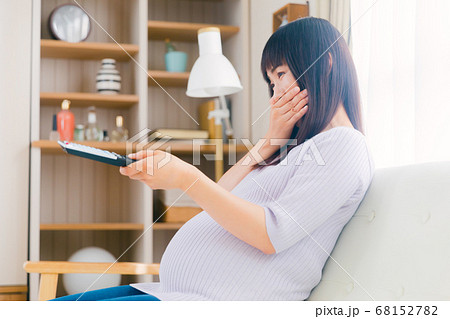 テレビを見る妊婦 笑顔 テレビを見る妊婦 笑顔 68152782