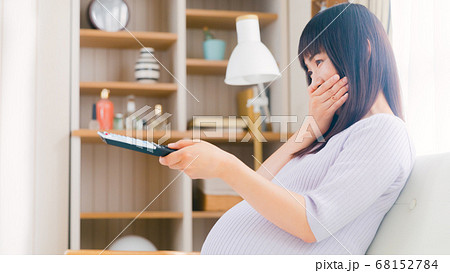 テレビを見る妊婦 笑顔 16:9 テレビを見る妊婦 笑顔 16:9 68152784