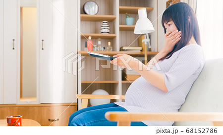テレビを見る妊婦 笑顔 16:9 テレビを見る妊婦 笑顔 16:9 68152786