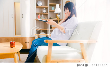 テレビを見る妊婦 笑顔 16:9 テレビを見る妊婦 笑顔 16:9 68152787