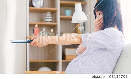 テレビを見る女性　口を抑える　コピースペース　16:9 68152791