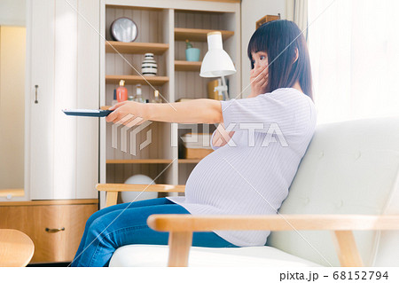 テレビを見る女性 口を抑える コピースペース テレビを見る女性 口を抑える コピースペース 68152794