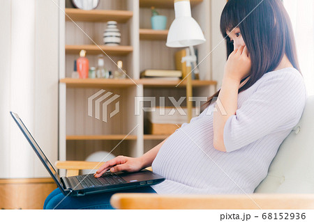 PCを操作する妊婦　 68152936