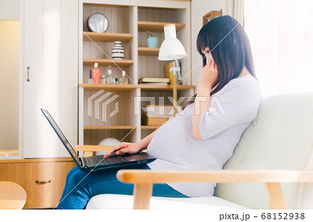PCを操作する妊婦 考える PCを操作する妊婦 考える 68152938