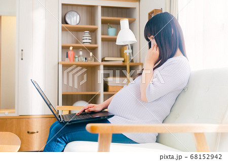 PCを操作する妊婦 考える 悩む 困る 戸惑う PCを操作する妊婦 考える 悩む 困る 戸惑う 68152942