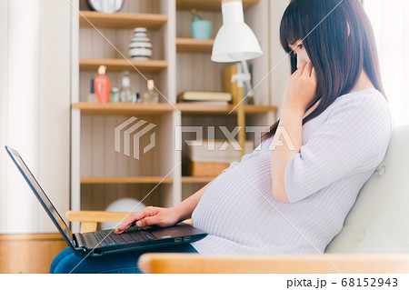 PCを操作する妊婦 考える 悩む 困る 戸惑う PCを操作する妊婦 考える 悩む 困る 戸惑う 68152943