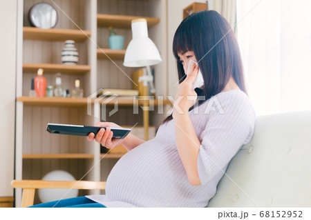 テレビを見る妊婦 涙活 テレビを見る妊婦 涙活 68152952