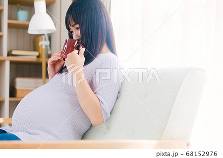 水分補給する妊婦　様々な飲み物　コピースペース 68152976