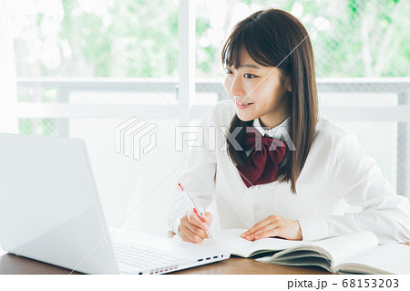 オンライン授業を受ける学生 68153203