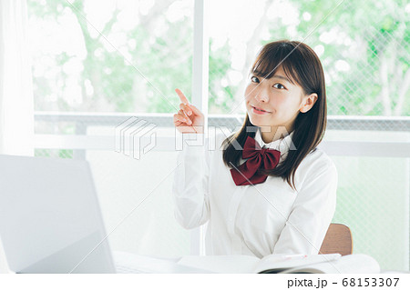 指差しをする高校生 指差しをする高校生 68153307