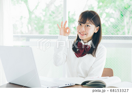 オッケーをする女子高生 68153327