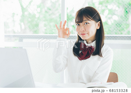オッケーをする女子高生 68153328