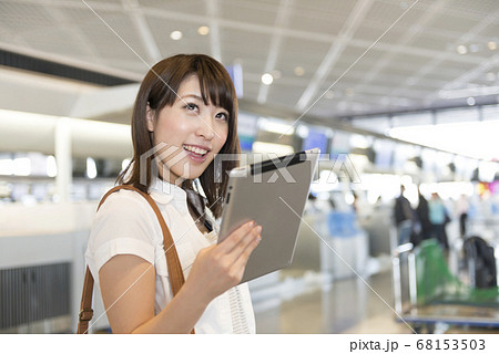 空港の手荷物カウンター 68153503