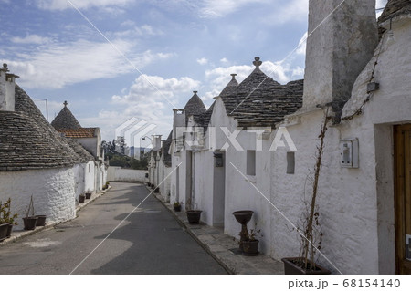 Roof stones trulli of Alberobello. Puglia, southern Italy. 68154140