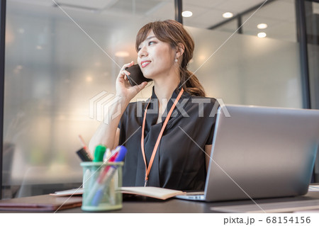 テレワークするビジネスウーマン 68154156