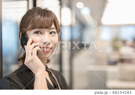廊下で電話するオフィスレディー 68154283