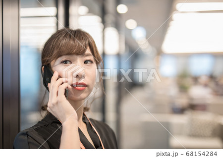 廊下で電話するオフィスレディー 廊下で電話するオフィスレディー 68154284