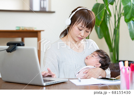 子育てをしながらテレワーク ウェブ会議中に疲れて眠くなる母親 子育てをしながらテレワーク ウェブ会議中に疲れて眠くなる母親 68155430