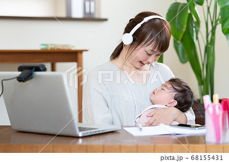 子育てをしながらテレワーク ウェブ会議中子供が気になる母親 子育てをしながらテレワーク ウェブ会議中子供が気になる母親 68155431