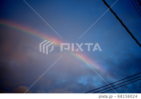 空にかかった美しい虹 の写真素材