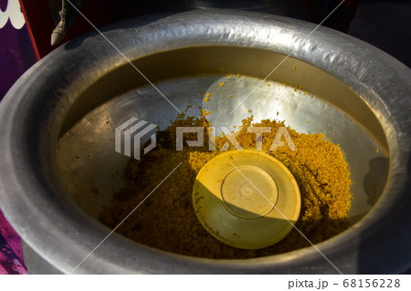 バングラデシュの首都　ダッカの食堂で食べたビーフビリヤニ　大きな鍋に入れられた大量の炊き込みご飯 68156228