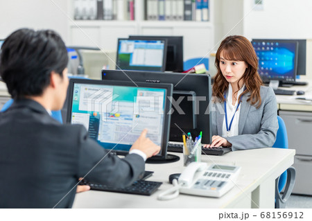 オフィスでパソコンを操作する社員 68156912