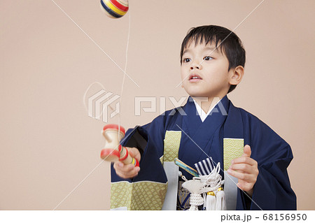 けん玉で遊ぶ男児 けん玉で遊ぶ男児 68156950