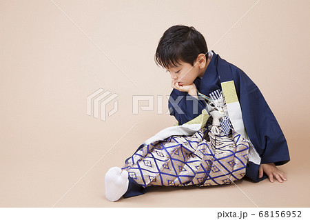 袴姿で座る男児 袴姿で座る男児 68156952