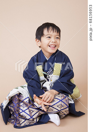 袴姿で座る男児の写真素材