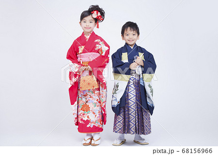 振袖の女の子と袴の男の子 振袖の女の子と袴の男の子 68156966