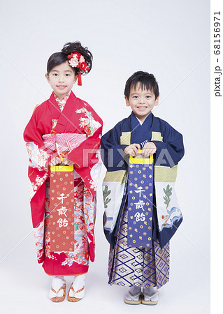 千歳飴を持つ子供 千歳飴を持つ子供 68156971