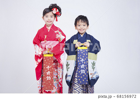 千歳飴を持つ子供 68156972