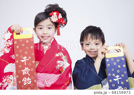 千歳飴を持つ子供 68156973