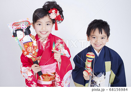 羽子板を持つ女児とけん玉を持つ男児 68156984