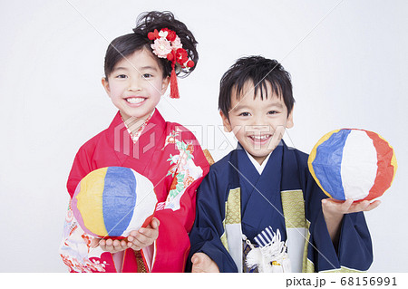 紙風船で遊ぶ子供 紙風船で遊ぶ子供 68156991