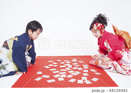かるた取りをする子供 かるた取りをする子供 68156992