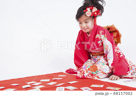 かるた取りをする女児 68157002